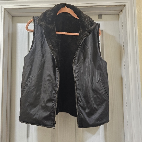 Carolina Colours Women’s Reversible Dark Brown Faux Fur Poly Vest size medium - Picture 2 of 4